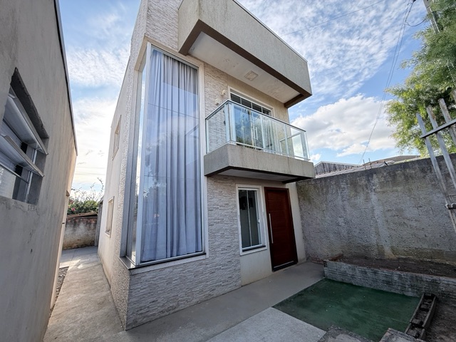 Locação - Sobrado com 2 quartos, 2 vagas de garagem, 100 m², Periquitos - Chapada, Ponta Grossa.