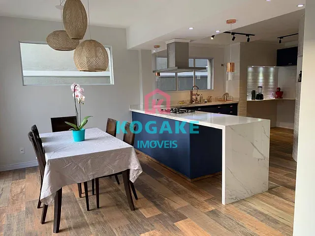 Sobrado com 360m² 4 quartos e 3 banheiros, para alugar, no bairro Jardim das Colinas em São José dos Campos