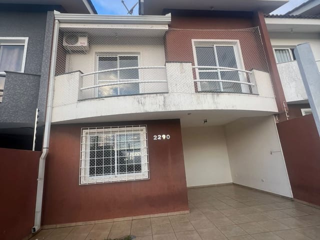 Locação - Sobrado com 3 quartos (sendo 1 suíte), 2 vagas, Churrasqueira, 130 m², Próximo ao Col. Sagrada Família Auxiliadora - Neves, Ponta Grossa.