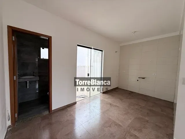 Sobrado com 90m² 3 quartos e 2 banheiros, para alugar, no bairro Uvaranas em Ponta Grossa