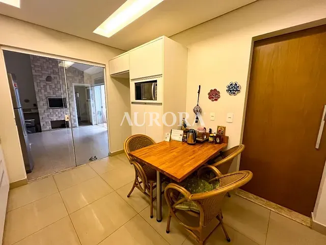 Sobrado 3 quartos e 5 banheiros, à venda, no bairro Parque Residencial Granville em Londrina