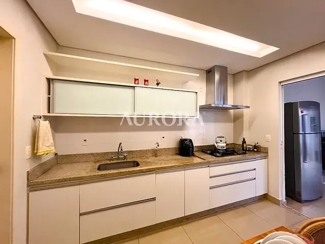 Sobrado 3 quartos e 5 banheiros, à venda, no bairro Parque Residencial Granville em Londrina