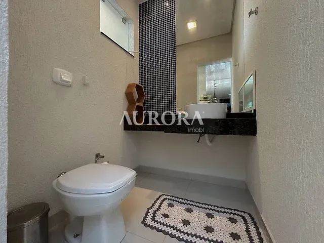 Sobrado com 321m² 4 quartos e 5 banheiros, à venda ou para alugar, no bairro Residencial Veneza em Londrina