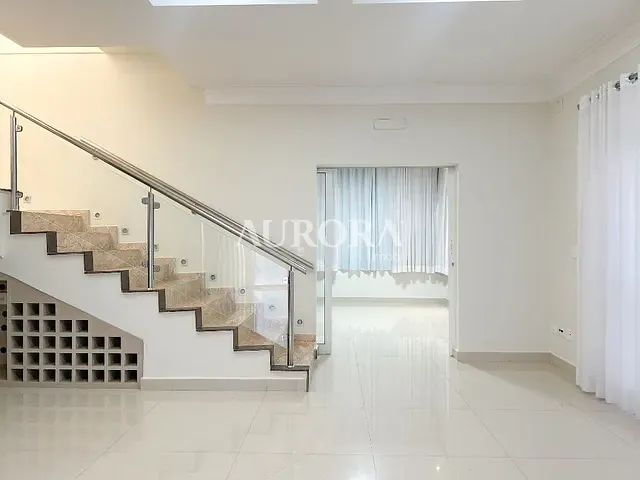 Sobrado com 324m² 4 quartos e 6 banheiros, para alugar, no bairro Esperança em Londrina