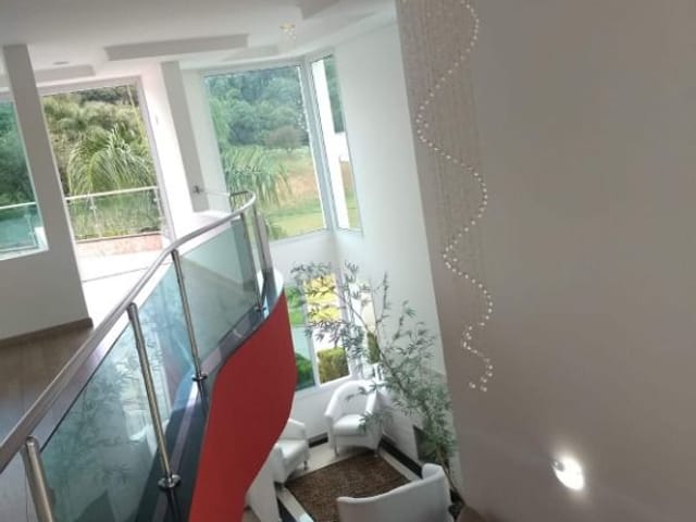 Sobrado com 560m² 5 quartos e 5 banheiros, à venda, no bairro Jardim do Golf I em Jandira