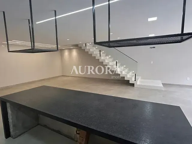 Sobrado com 250m² 3 quartos e 5 banheiros, à venda, no bairro Universitário em Londrina
