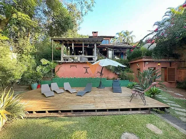 Sobrado com 1231m² 5 quartos e 4 banheiros, à venda, no bairro Granja Viana em Cotia