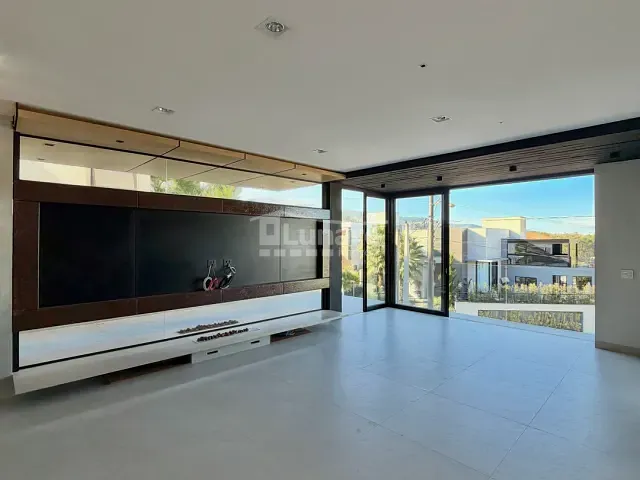 Sobrado com 296m² 3 quartos e 5 banheiros, à venda, no bairro Jardim Marica em Mogi das Cruzes