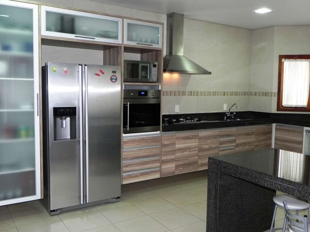 Sobrado com 1470m² 5 quartos e 9 banheiros, à venda ou para alugar, no bairro Chácara Santa Lúcia em Carapicuíba