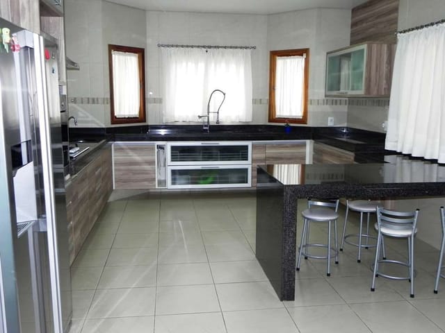 Sobrado com 1470m² 5 quartos e 9 banheiros, à venda ou para alugar, no bairro Chácara Santa Lúcia em Carapicuíba