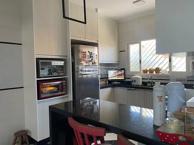 Sobrado com 175m² 3 quartos e 3 banheiros, à venda ou para alugar, no bairro Vila Suissa em Mogi das Cruzes