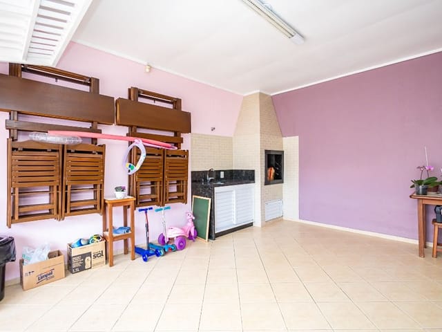 Sobrado com 263m² 3 quartos e 3 banheiros, à venda, no bairro Capão Raso em Curitiba