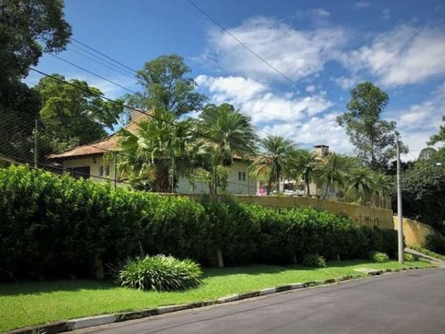 Sobrado com 1865m² 4 quartos e 5 banheiros, à venda ou para alugar, no bairro Chácara Granja Velha em Cotia