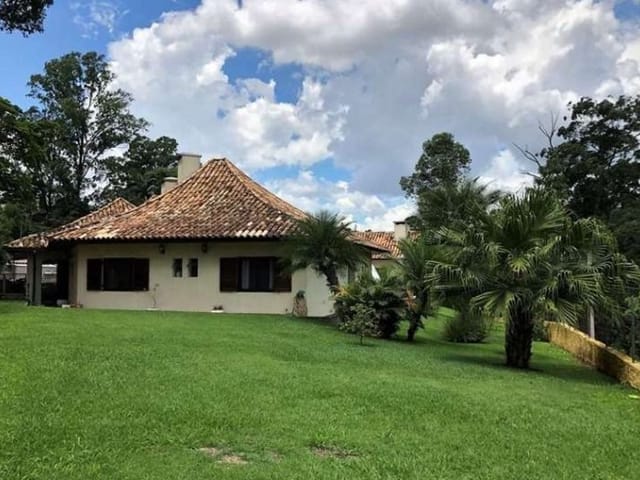 Sobrado com 1865m² 4 quartos e 5 banheiros, à venda ou para alugar, no bairro Chácara Granja Velha em Cotia
