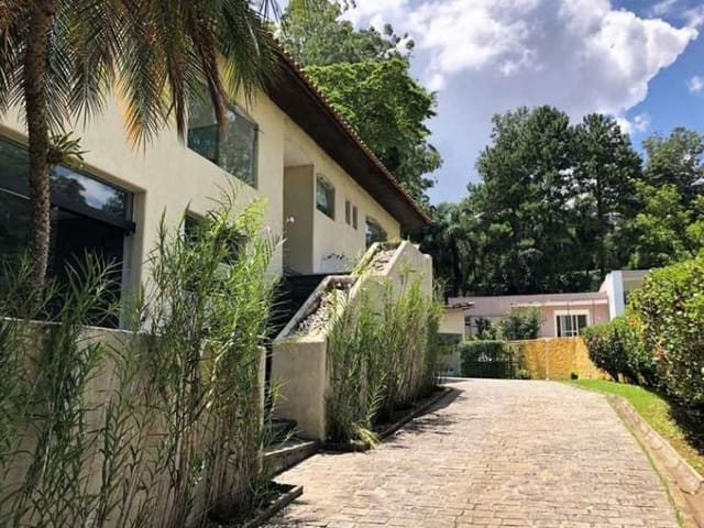 Sobrado com 1865m² 4 quartos e 5 banheiros, à venda ou para alugar, no bairro Chácara Granja Velha em Cotia