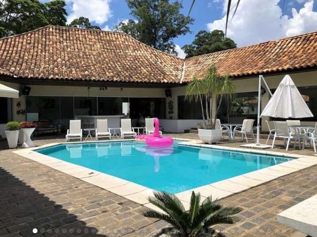 Sobrado com 1865m² 4 quartos e 5 banheiros, à venda ou para alugar, no bairro Chácara Granja Velha em Cotia