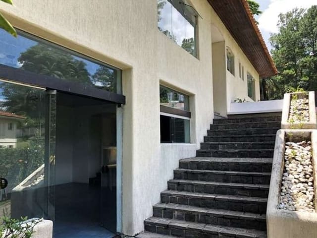 Sobrado com 1865m² 4 quartos e 5 banheiros, à venda ou para alugar, no bairro Chácara Granja Velha em Cotia