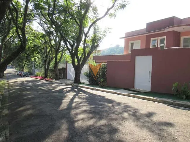 Sobrado com 1296m² 4 quartos e 8 banheiros, à venda, no bairro Chácara de La Rocca em Carapicuíba