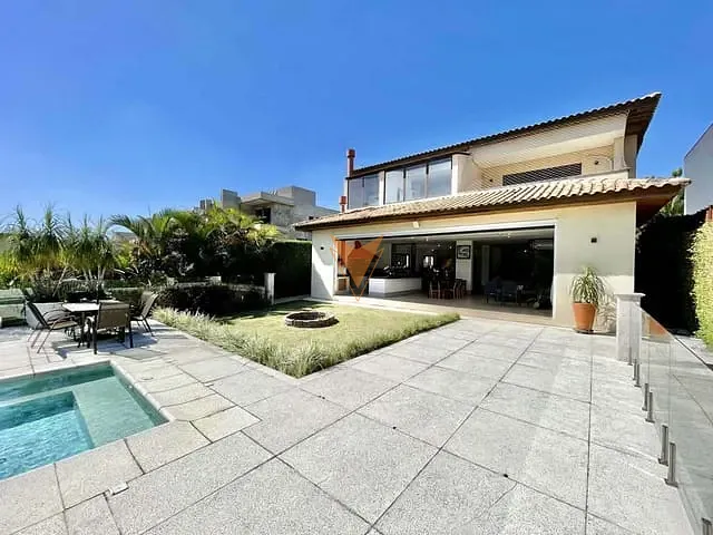 Sobrado com 772m² 6 quartos e 8 banheiros, à venda, no bairro Granja Viana em Cotia
