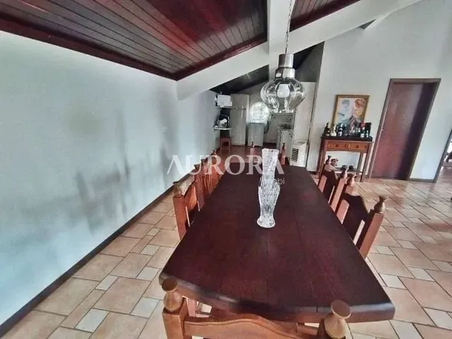Sobrado com 445m² 5 quartos e 4 banheiros, à venda ou para alugar, no bairro Canaã em Londrina