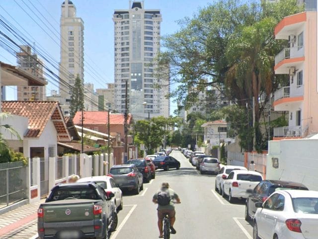 Sobrado com 268m² 7 quartos e 4 banheiros, à venda, no bairro Centro em Balneário Camboriú