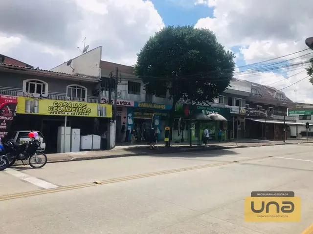 Prédio com 171m², à venda, no bairro Sítio Cercado em Curitiba
