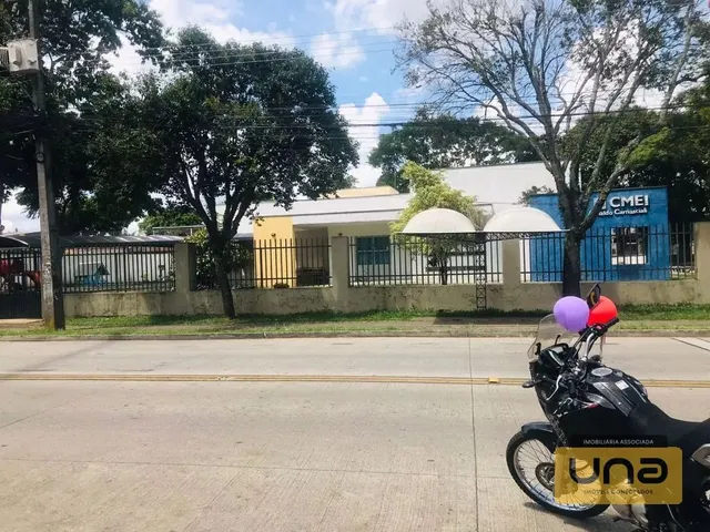 Prédio com 171m², à venda, no bairro Sítio Cercado em Curitiba