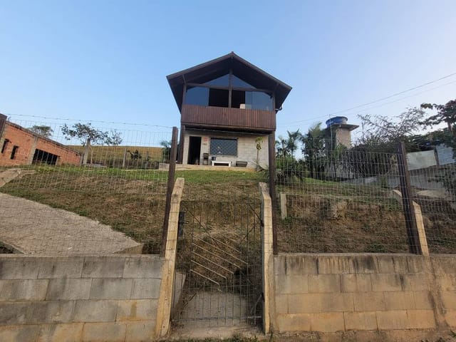 Sobrado com 375m² 2 quartos e 2 banheiros, à venda, no bairro Campeche em Itajaí