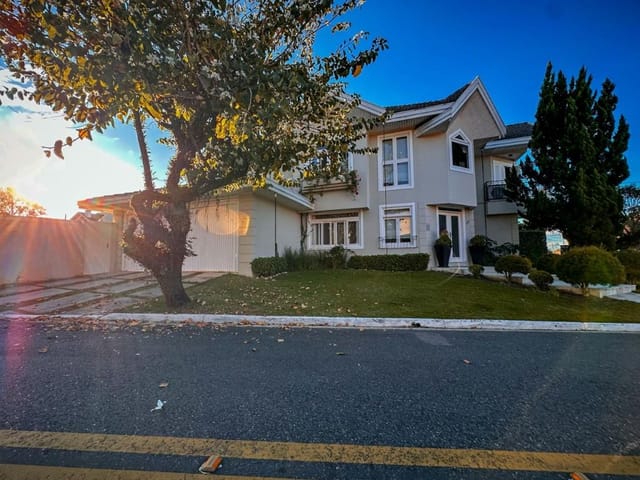 Sobrado à venda com 4 dorms (1 suíte) no Altos da Serra I