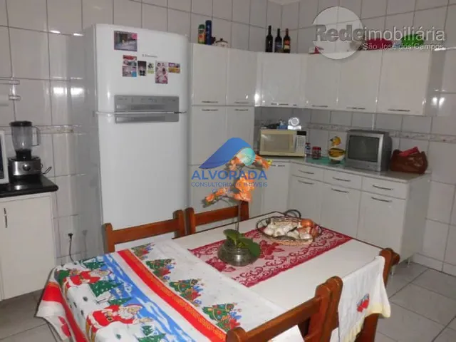 Sobrado com 300m² 6 quartos e 4 banheiros, à venda, no bairro Parque Industrial em São José dos Campos