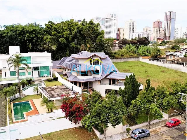 Sobrado com 1000m² 4 quartos e 2 banheiros, à venda, no bairro Jardim das Colinas em São José dos Campos