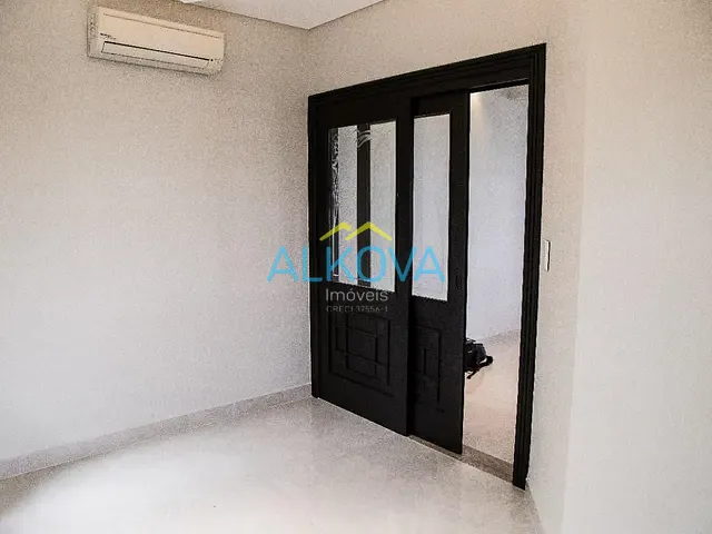 Sobrado com 1000m² 4 quartos e 2 banheiros, à venda, no bairro Jardim das Colinas em São José dos Campos