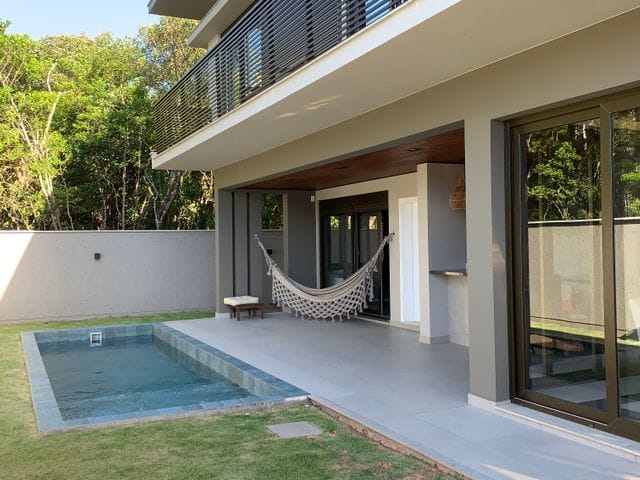 Sobrado com 386m² 4 quartos e 3 banheiros, à venda, no bairro Campeche em Florianópolis