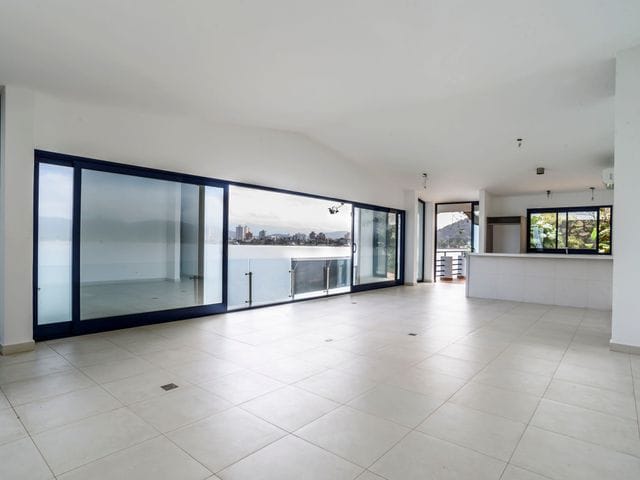 Sobrado com 250m² 3 quartos e 7 banheiros, à venda, no bairro João Batista Julião em Guarujá