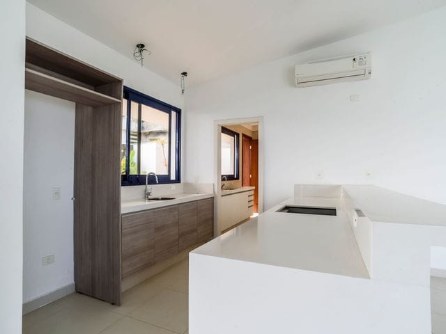 Sobrado com 250m² 3 quartos e 7 banheiros, à venda, no bairro João Batista Julião em Guarujá
