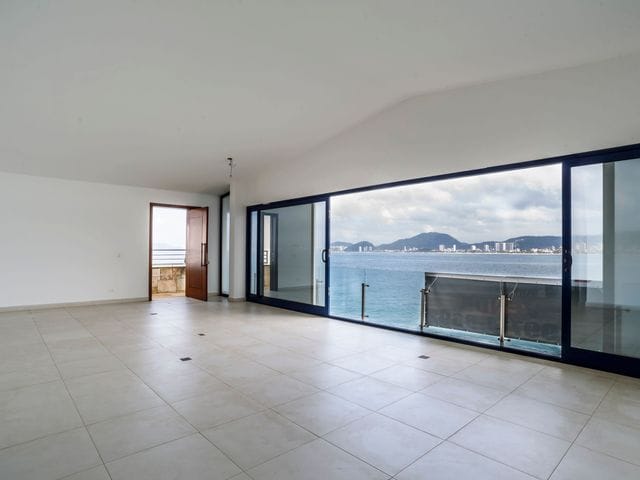 Sobrado com 250m² 3 quartos e 7 banheiros, à venda, no bairro João Batista Julião em Guarujá