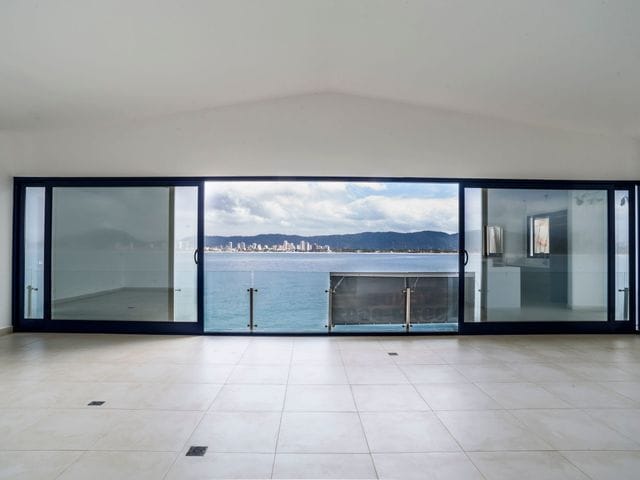 Sobrado com 250m² 3 quartos e 7 banheiros, à venda, no bairro João Batista Julião em Guarujá
