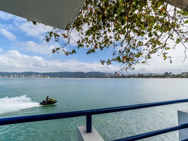 Sobrado com 250m² 3 quartos e 7 banheiros, à venda, no bairro João Batista Julião em Guarujá