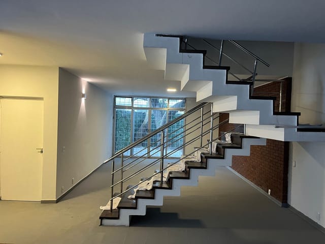 Sobrado com 300m², para alugar, no bairro Moema em São Paulo