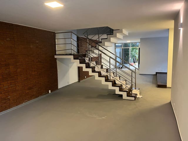 Sobrado com 300m², para alugar, no bairro Moema em São Paulo