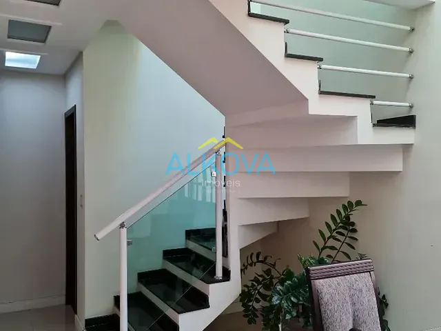 Sobrado com 170m² 3 quartos e 3 banheiros, à venda, no bairro Jardim Rodolfo em São José dos Campos
