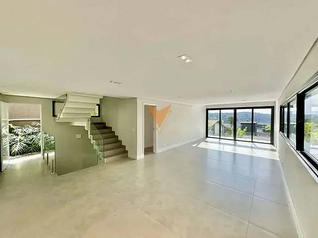 Sobrado com 363m² 4 quartos e 5 banheiros, à venda, no bairro São Paulo II em Cotia