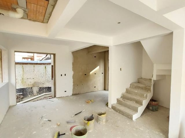 Sobrado com 100m² 3 quartos e 2 banheiros, à venda, no bairro Cajuru em Curitiba