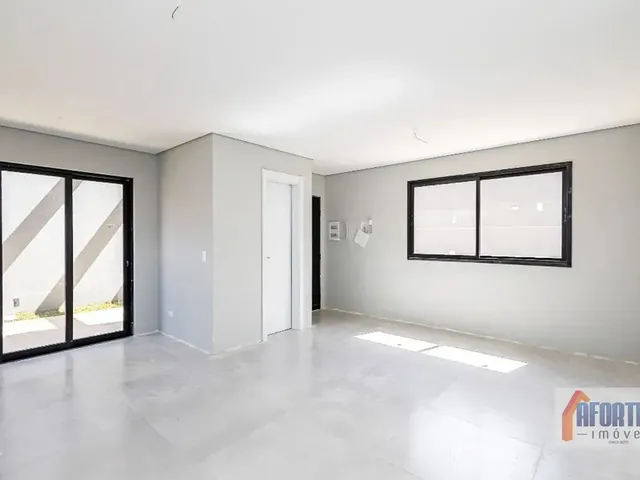 Casa com 696m² 3 quartos e 2 banheiros, à venda, no bairro Lindóia em Curitiba