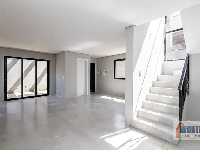 Sobrado com 696m² 3 quartos e 2 banheiros, à venda, no bairro Lindóia em Curitiba