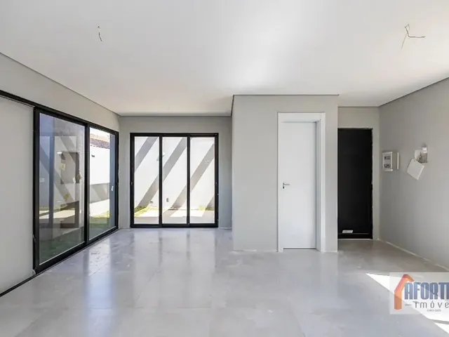 Casa com 696m² 3 quartos e 2 banheiros, à venda, no bairro Lindóia em Curitiba