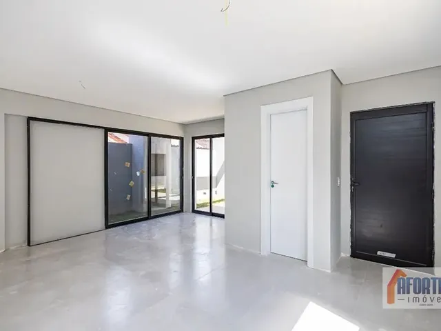 Sobrado com 696m² 3 quartos e 2 banheiros, à venda, no bairro Lindóia em Curitiba