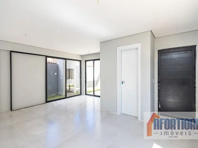Sobrado com 696m² 3 quartos e 2 banheiros, à venda, no bairro Lindóia em Curitiba