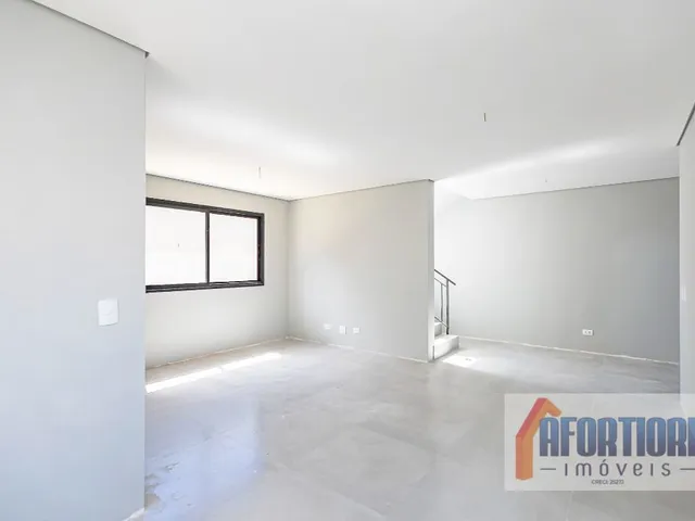 Casa com 696m² 3 quartos e 2 banheiros, à venda, no bairro Lindóia em Curitiba