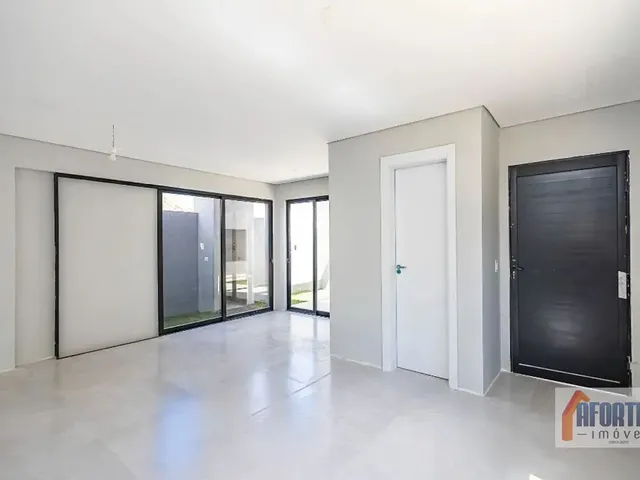 Sobrado com 696m² 3 quartos e 2 banheiros, à venda, no bairro Lindóia em Curitiba